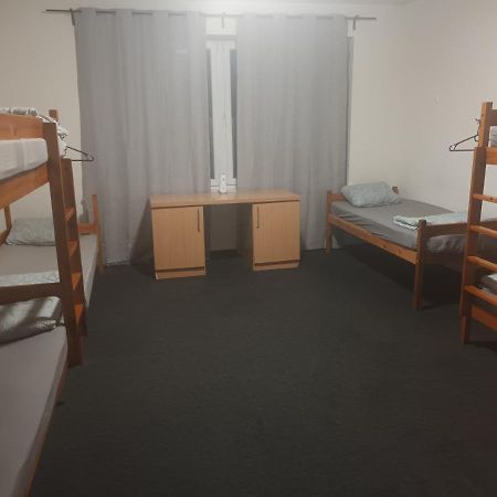 Polsland Hostels Airport ワルシャワ エクステリア 写真