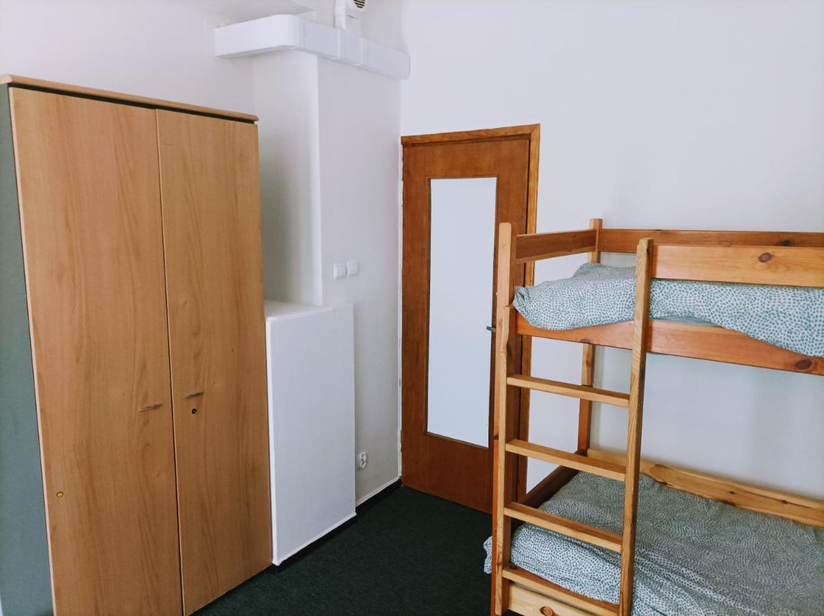 Polsland Hostels Airport ワルシャワ エクステリア 写真