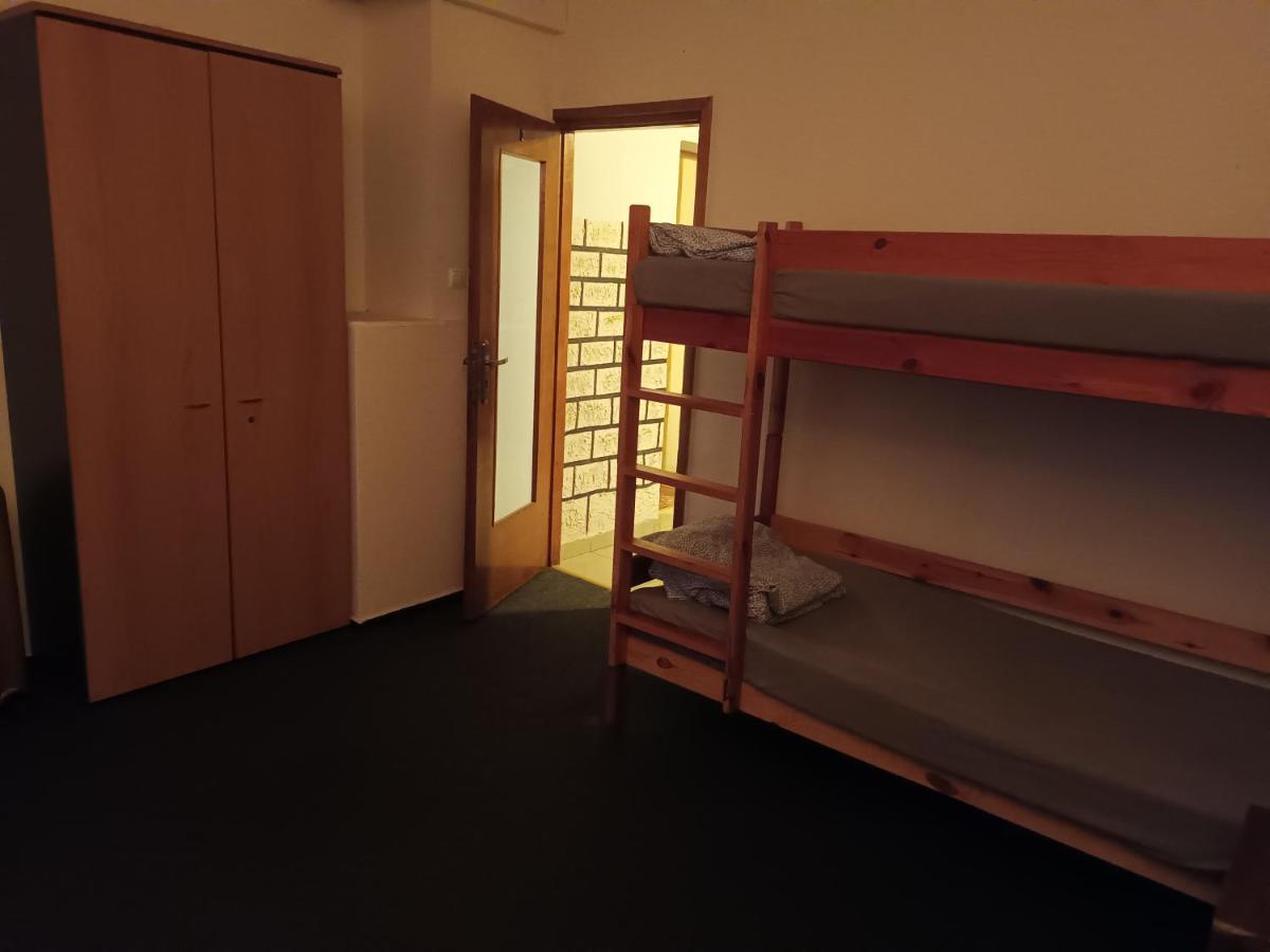 Polsland Hostels Airport ワルシャワ エクステリア 写真