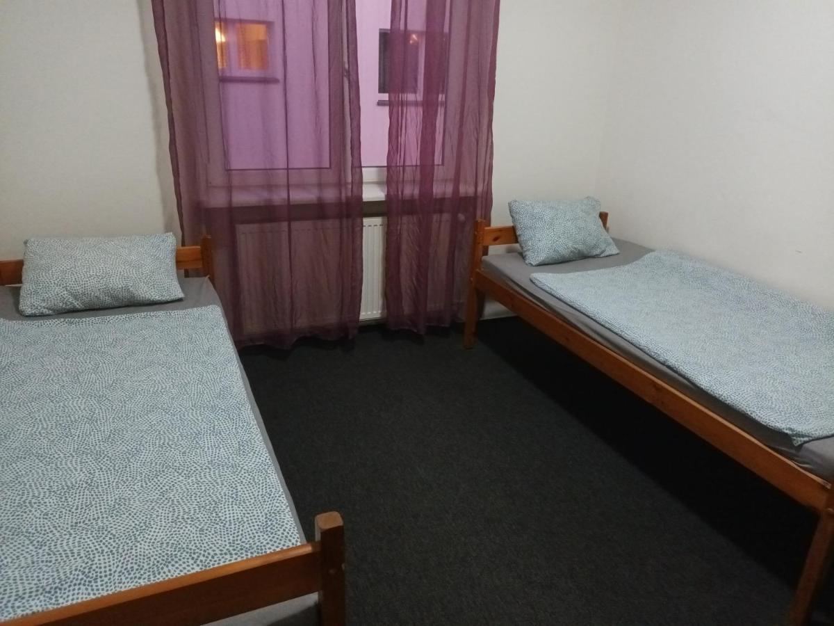 Polsland Hostels Airport ワルシャワ エクステリア 写真