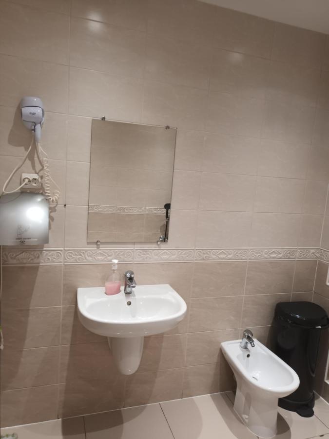 Polsland Hostels Airport ワルシャワ エクステリア 写真