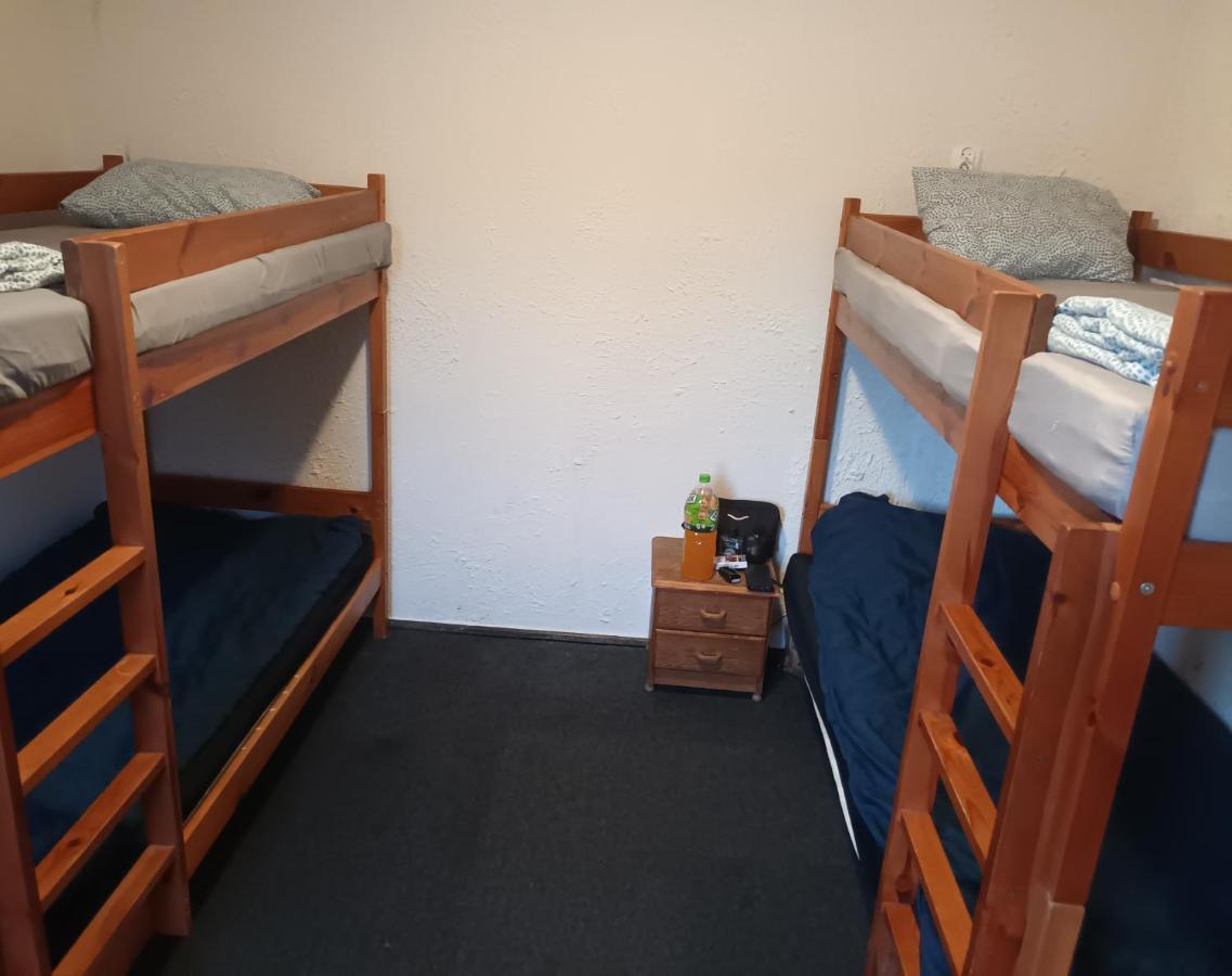 Polsland Hostels Airport ワルシャワ エクステリア 写真