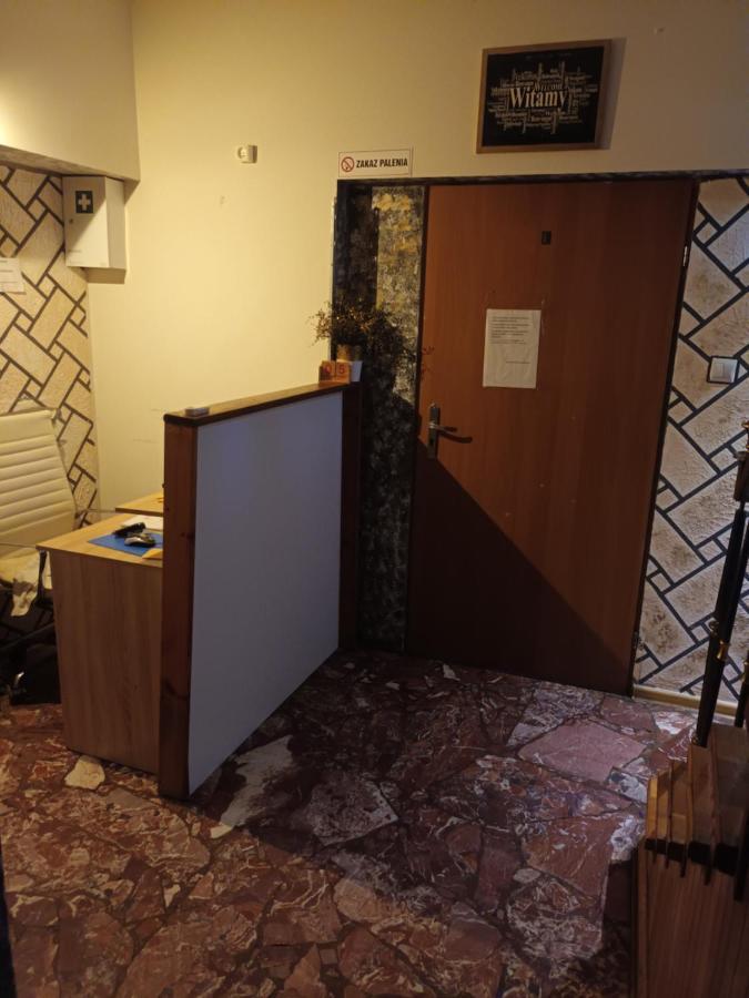 Polsland Hostels Airport ワルシャワ エクステリア 写真